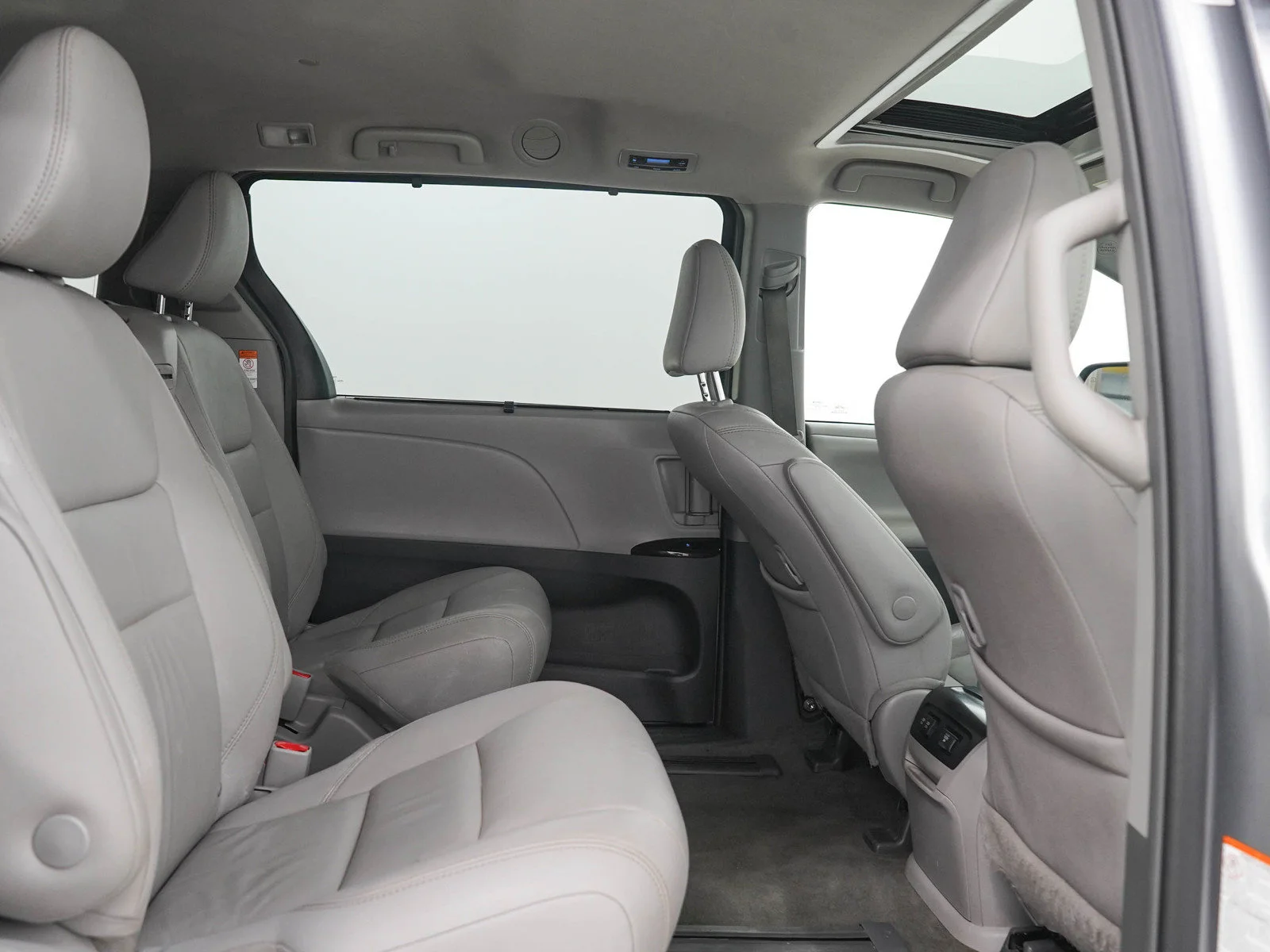 Used 2018 Silver Sky Metallic Toyota XLE Premium FWD 8-Passenger image 15