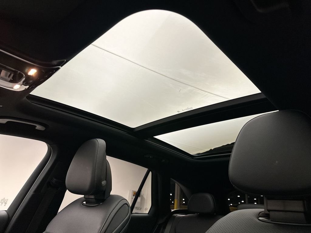 Used 2025 Black Mercedes-Benz GLC 300 image 23