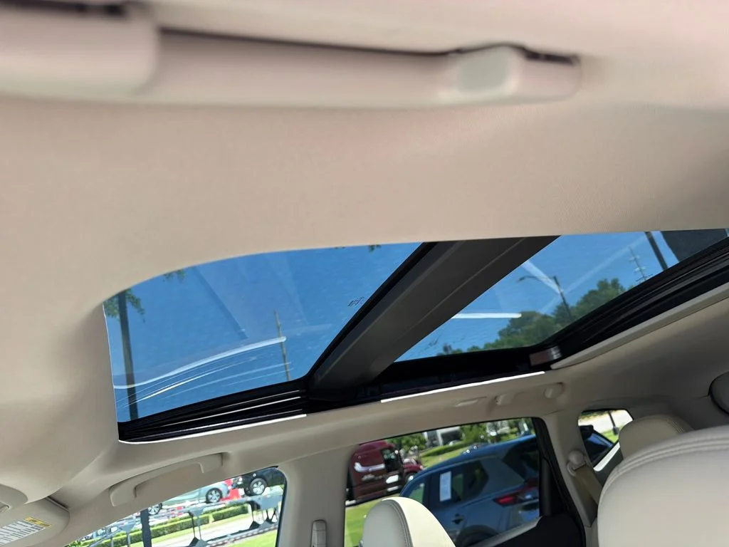 Used 2018 Pearl White Nissan SL image 12