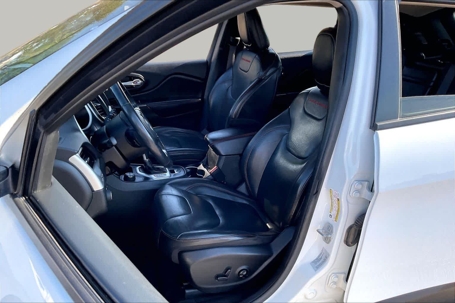 Used 2016 Bright White Clearcoat Jeep Trailhawk image 8