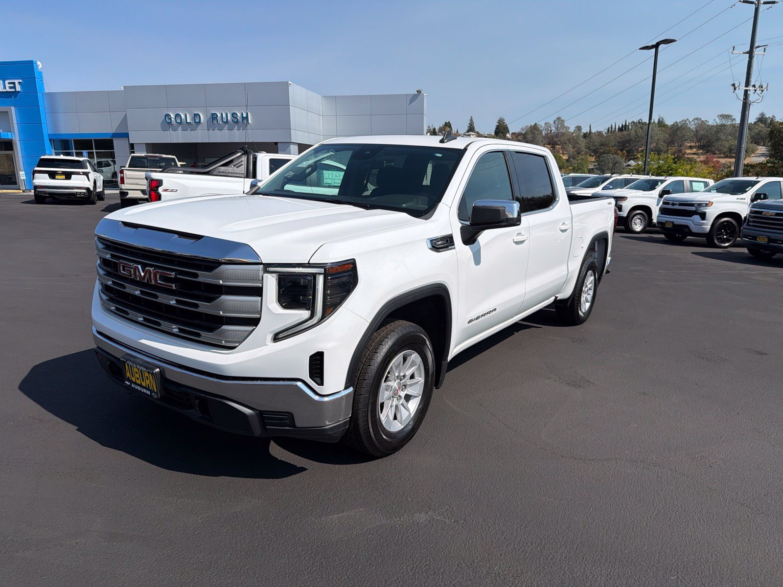 Used 2024 Summit White GMC SLE image 1