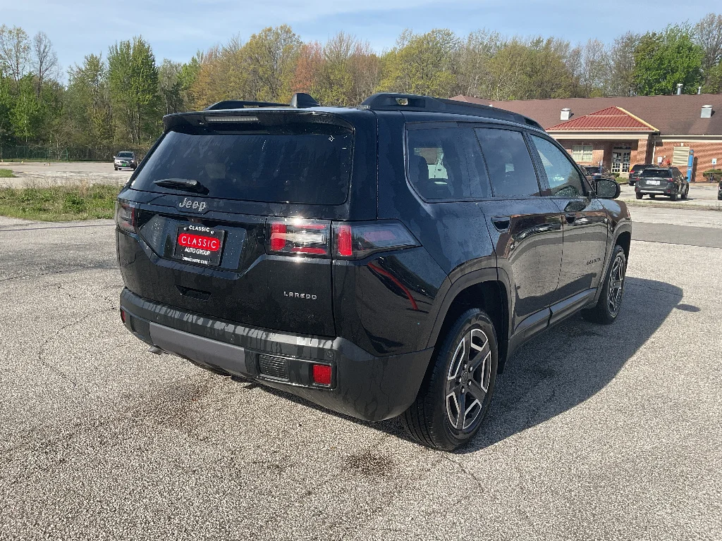 New 2026 Diamond Black Crystal Pearl-Coat Exterior Paint Jeep Laredo 4x4 image 7