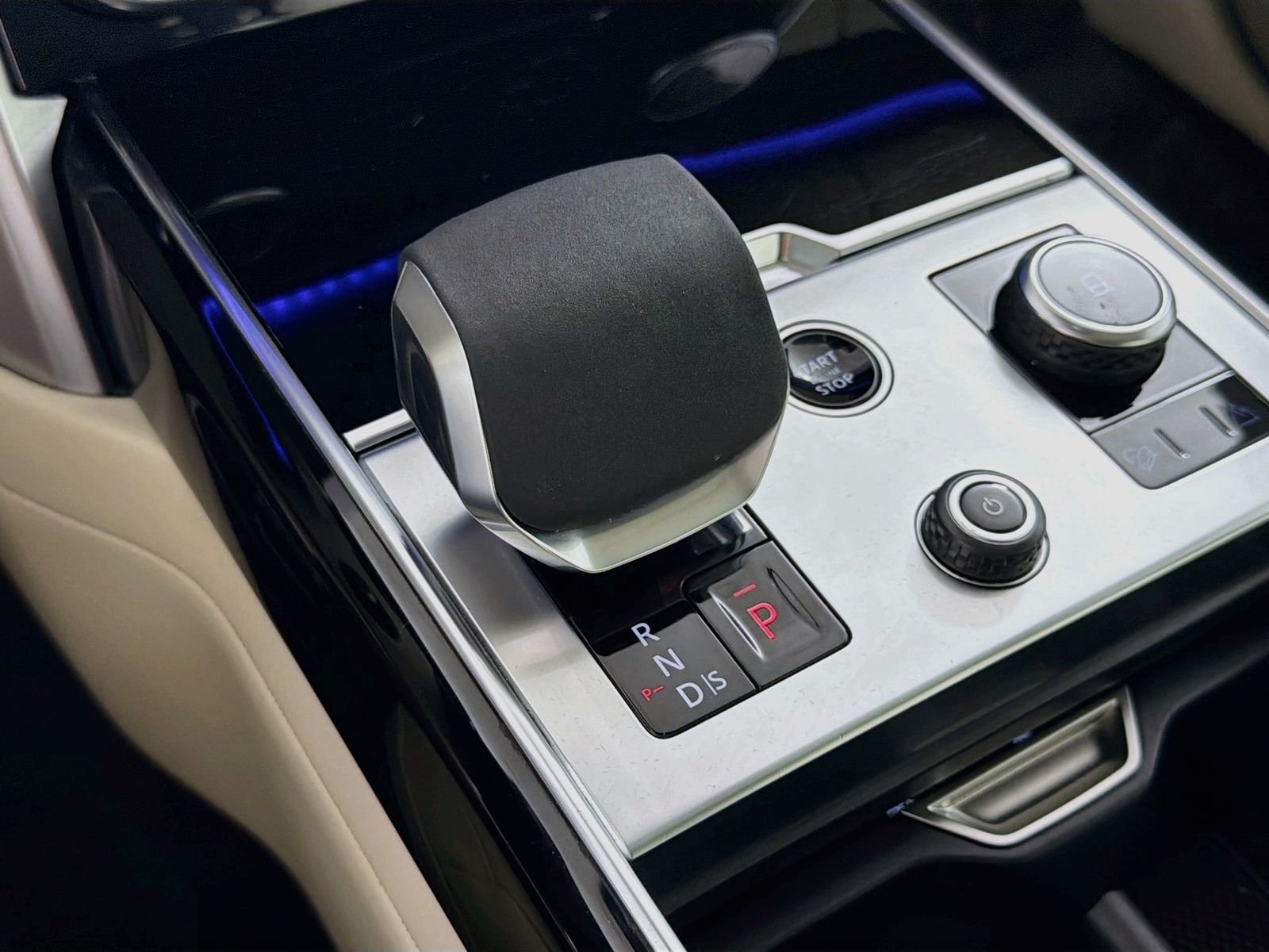 Used 2023 Fuji White Land Rover SE image 16