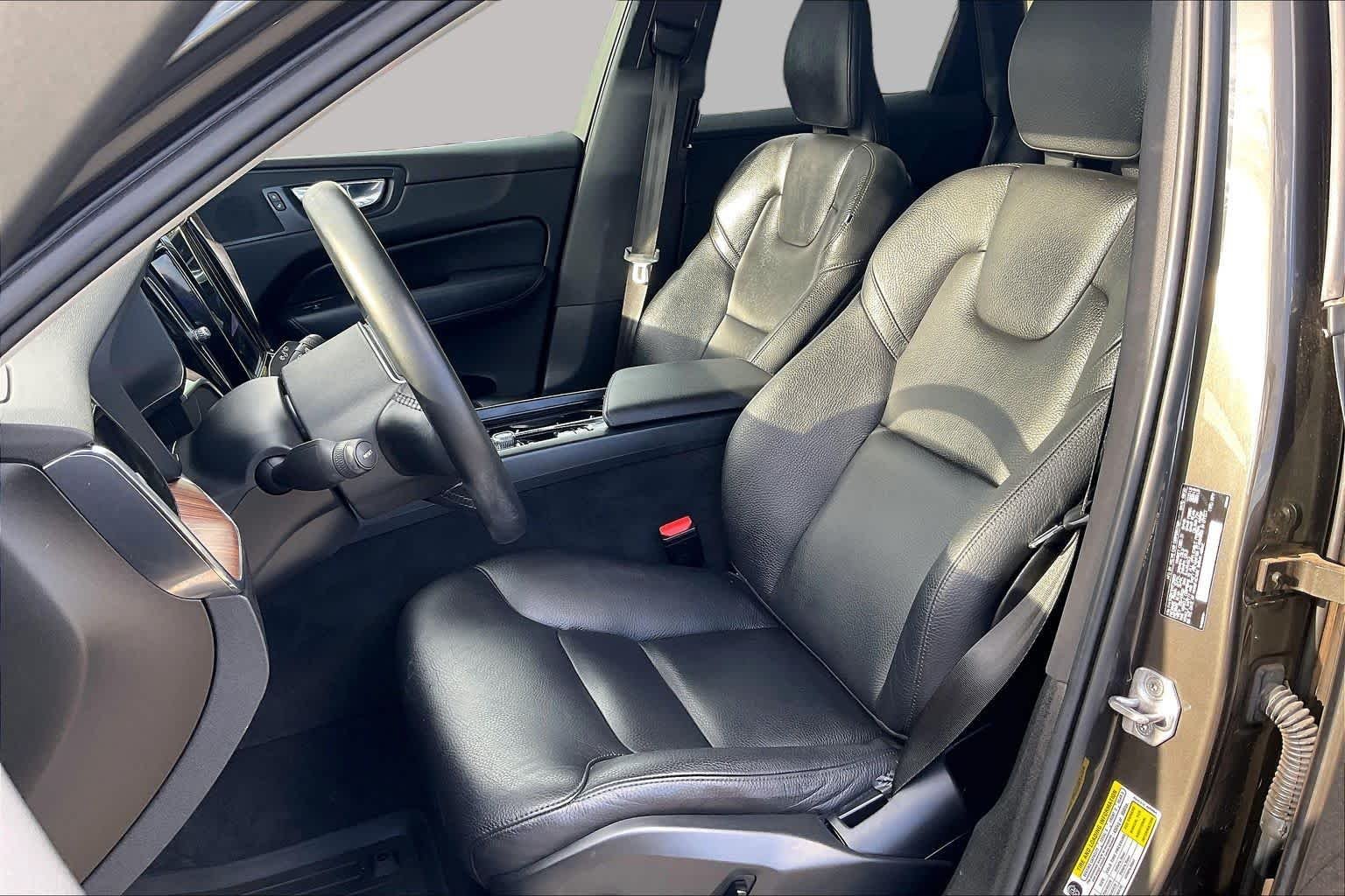 Used 2021  Volvo Momentum image 8