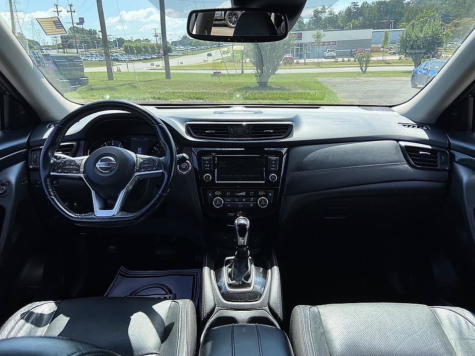 Used 2018 Gun Metallic Nissan SL image 16