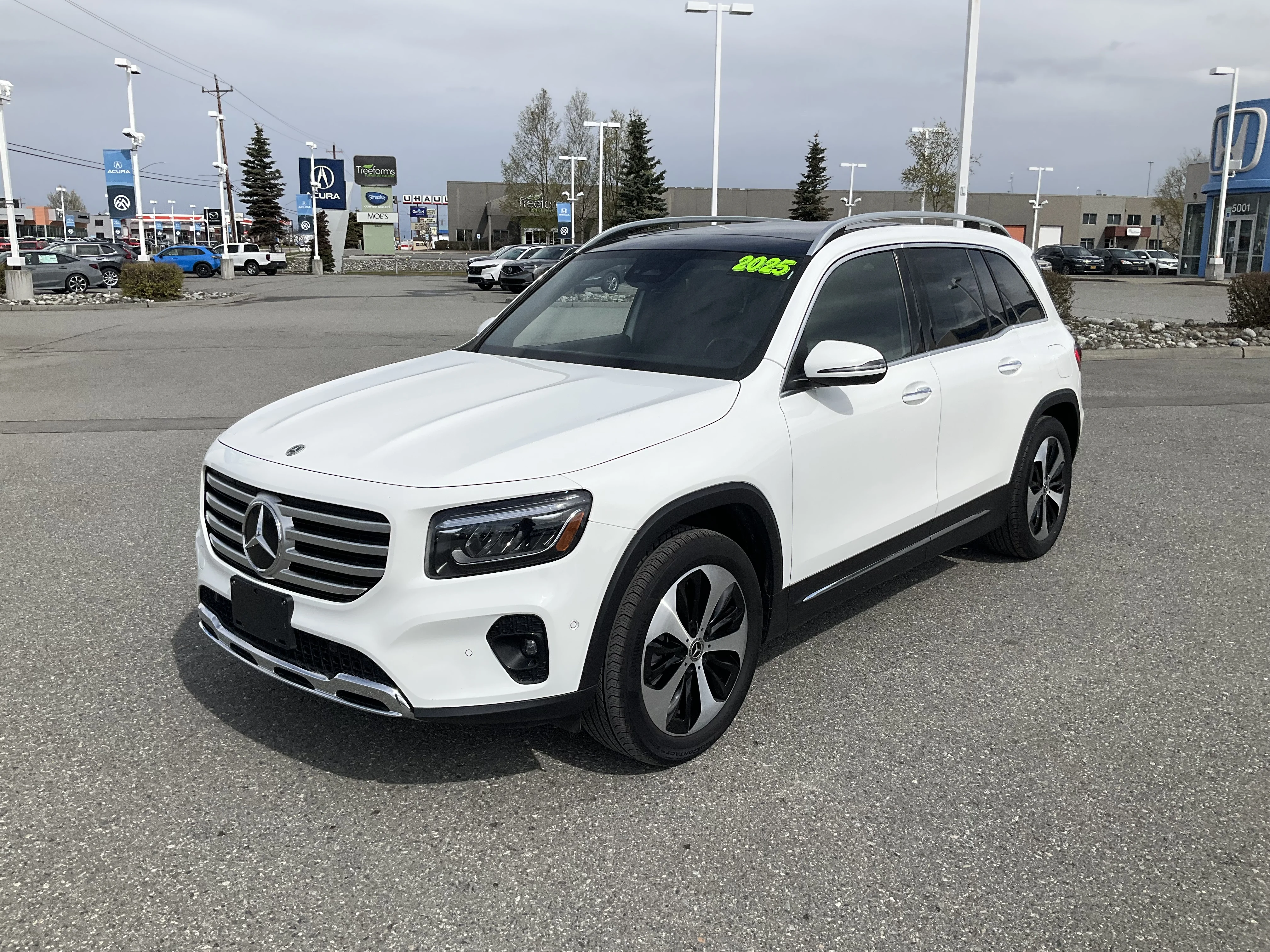 Used 2025 White Mercedes-Benz GLB 250 image 1