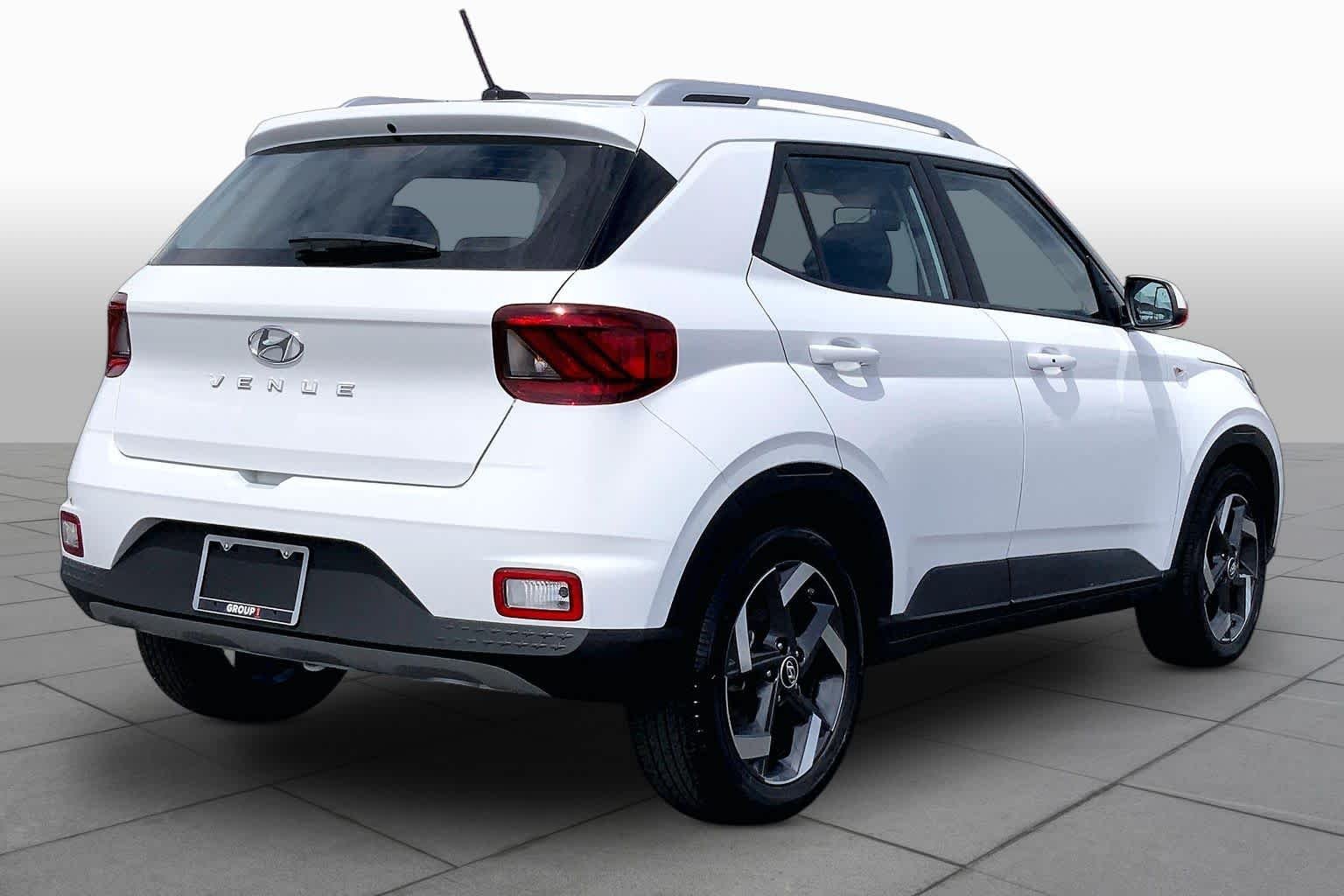 Used 2025 Lunar White Hyundai SEL image 13