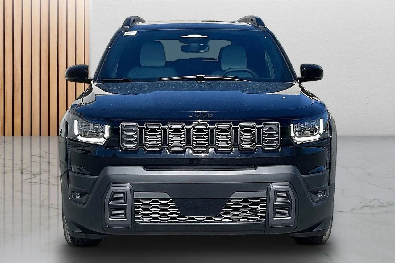 New 2026 Diamond Black Crystal Pearl-Coat Exterior Paint Jeep Limited image 3