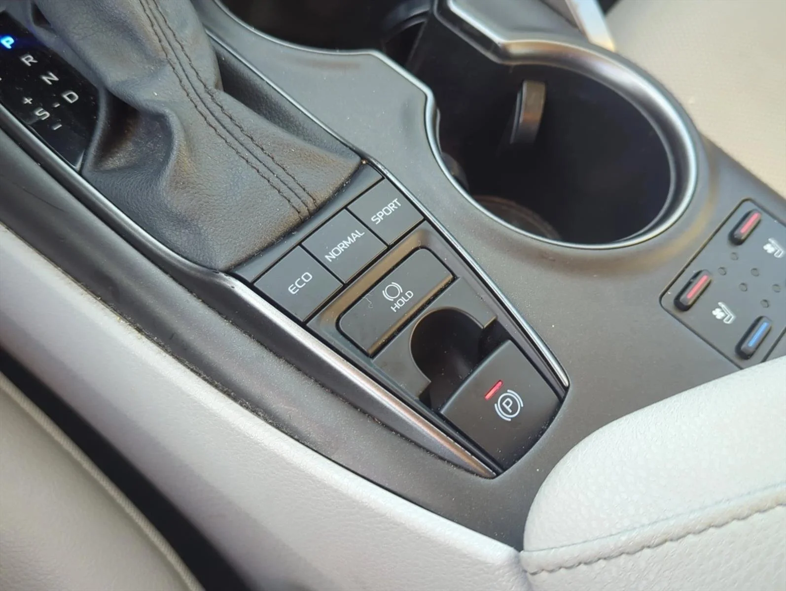 Used 2021 Wind Chill Pearl Toyota XSE image 21