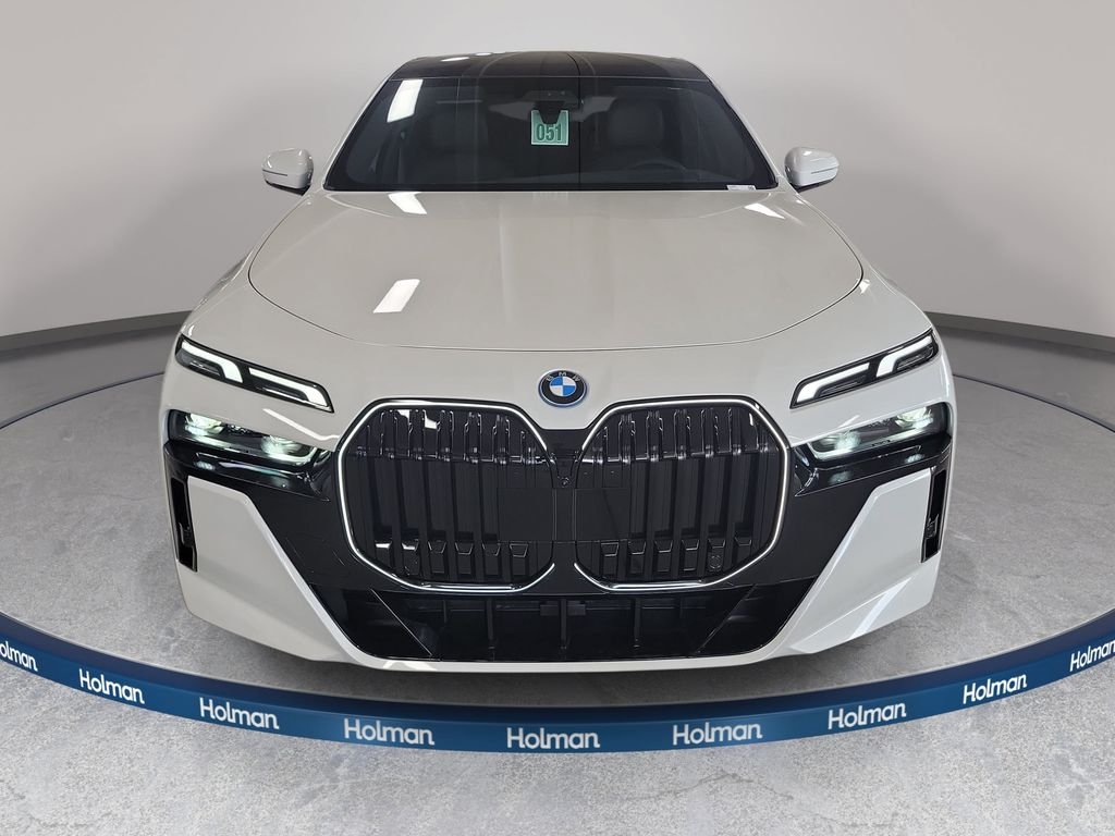 New 2026 Mineral White Metallic BMW 750e xDrive image 2