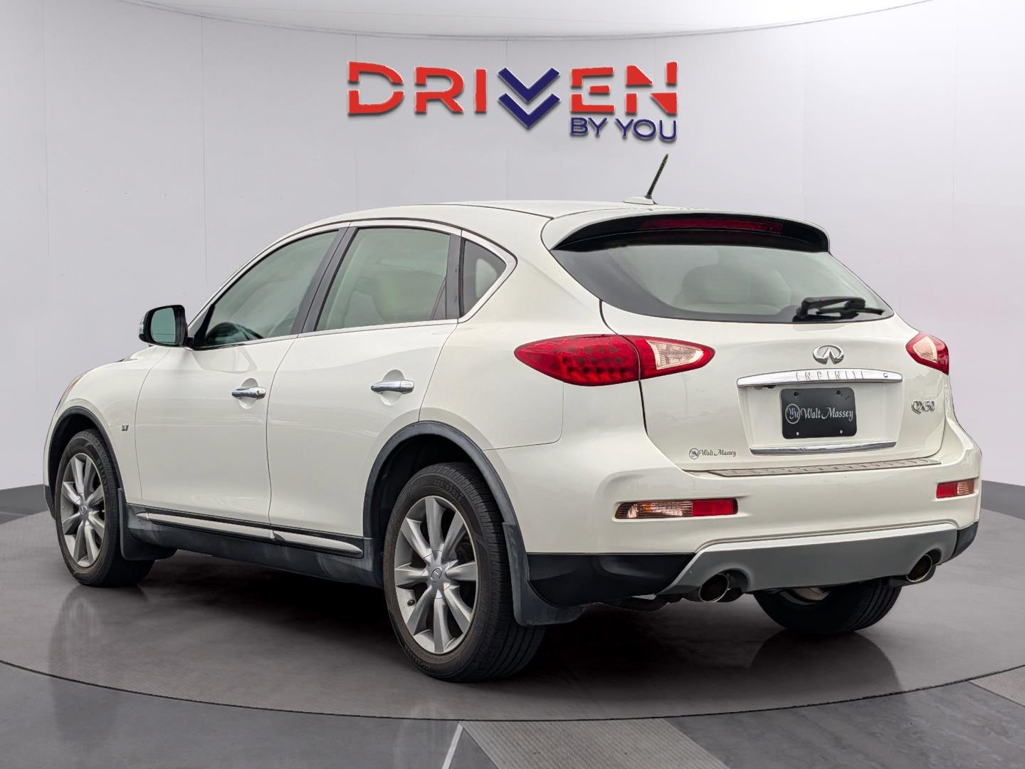 Used 2017 Majestic White INFINITI RWD image 3