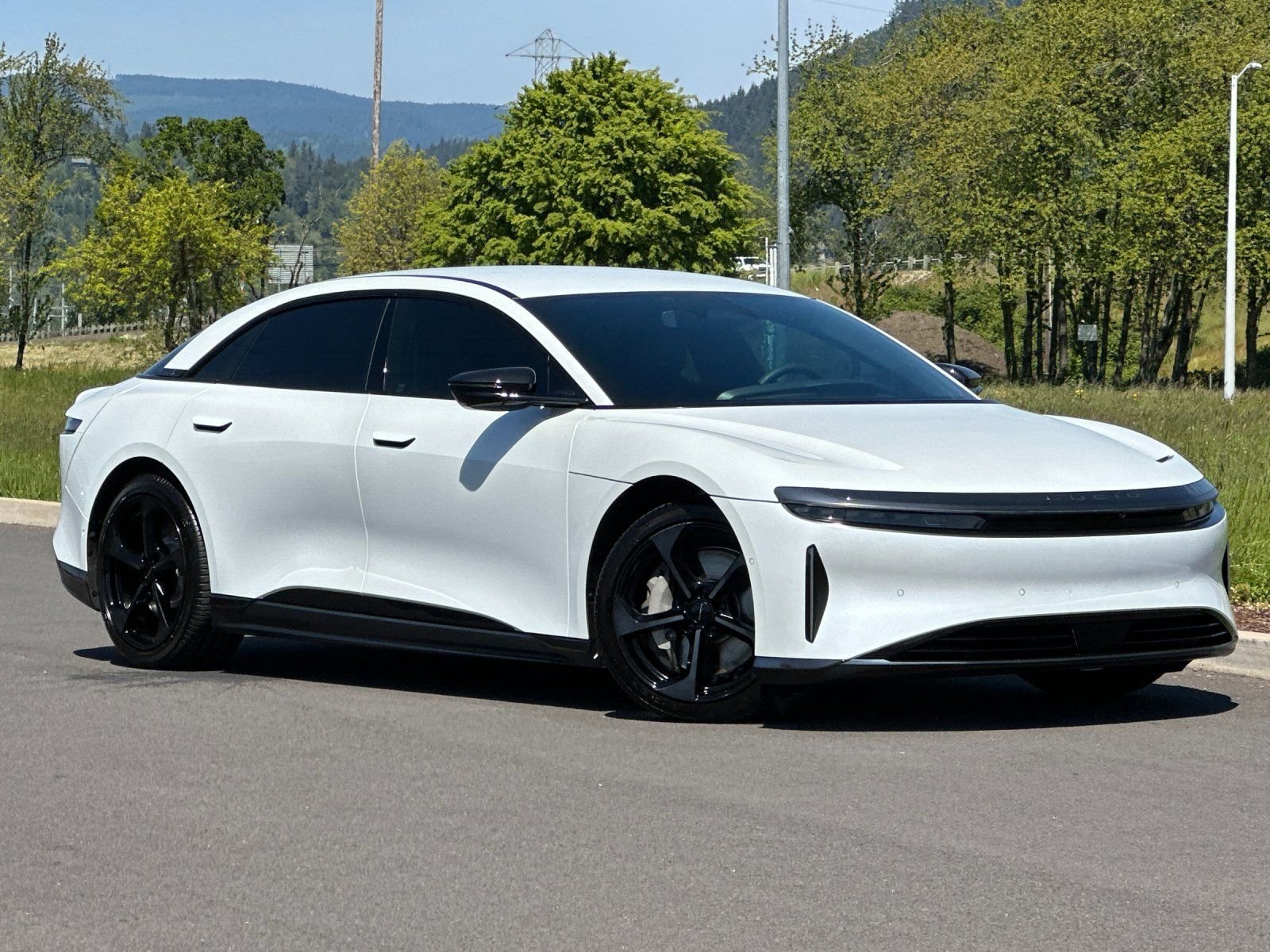 Used 2025  Lucid Touring image 1