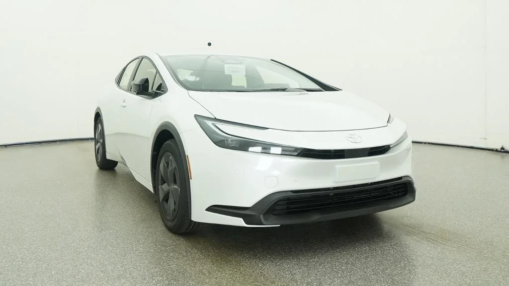 New 2027 Wind Chill Pearl Toyota LE image 7