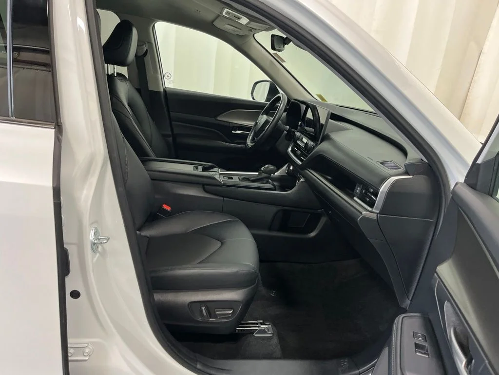 Used 2024 White Toyota XLE image 18