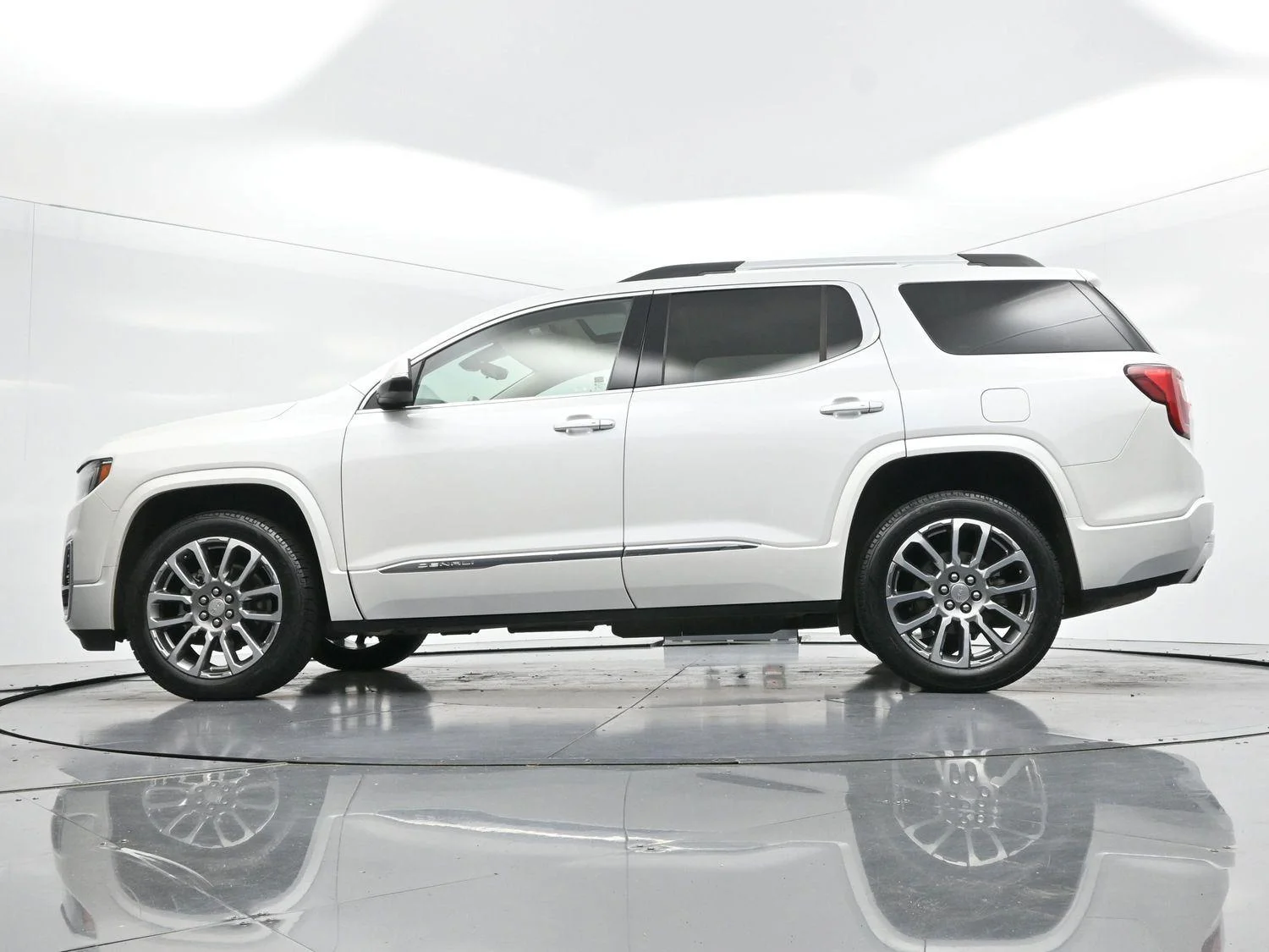 Used 2023 White Frost Tricoat GMC Denali image 43