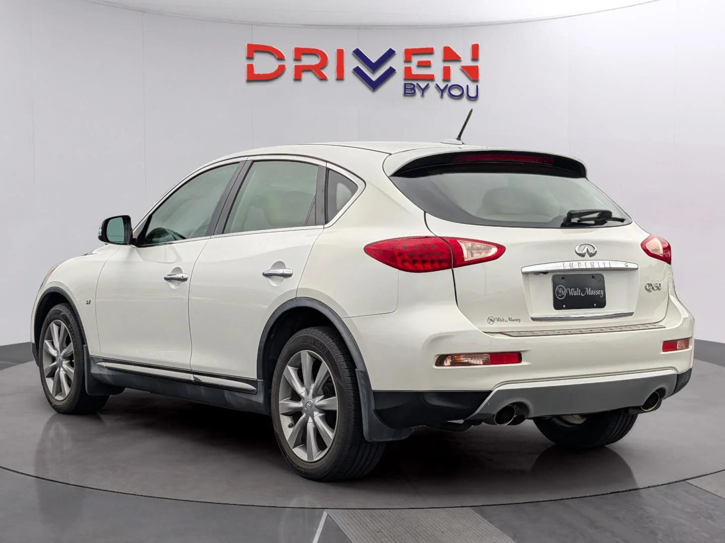 Used 2017 Majestic White INFINITI RWD image 3