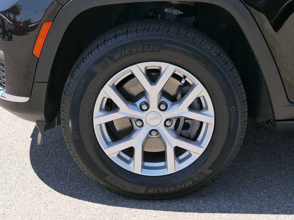 Used 2023 Diamond Black Crystal Pearl Coat Jeep Limited image 8