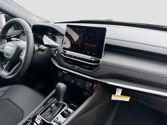 New 2026 Diamond Black Crystal Pearl-Coat Exterior Paint Jeep Latitude image 32