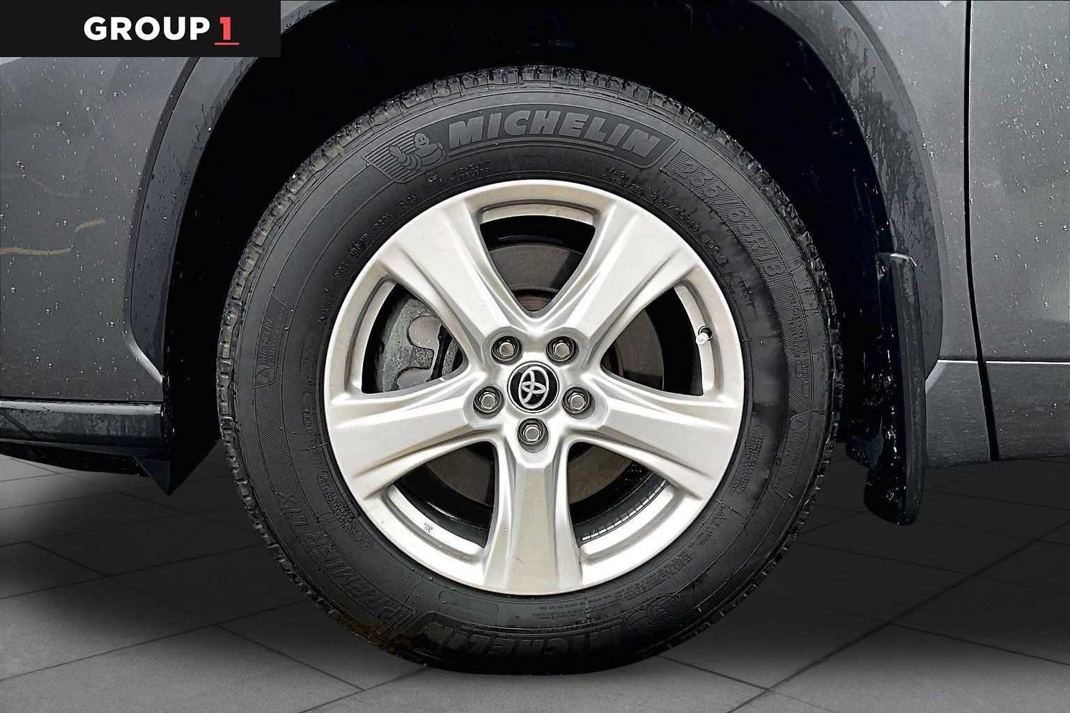 2025 Toyota Highlander LE - Photo 11