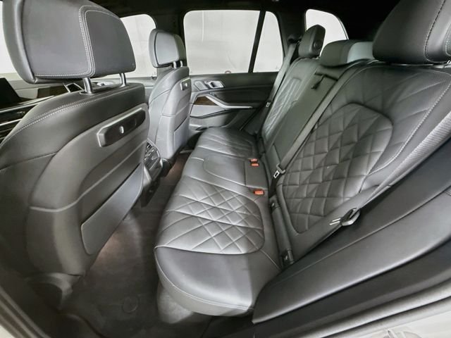 Used 2024 White Metallic BMW xDrive40i image 25
