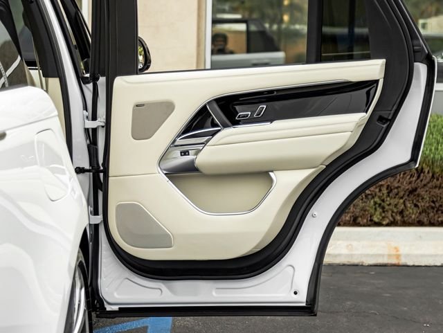 New 2026 Ostuni Pearl White LAND ROVER SE 7 Seats image 26