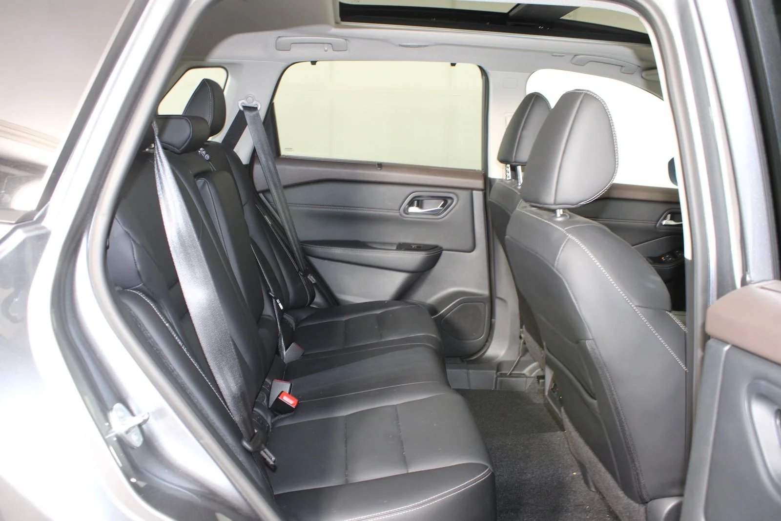 Used 2023 Gray Nissan SL image 12