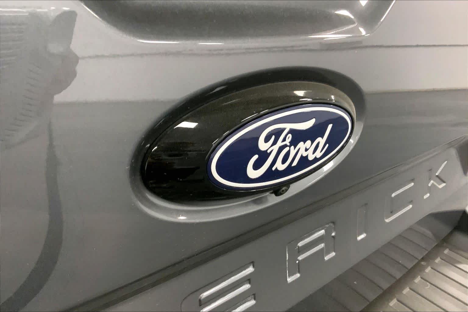 New 2026 Carbonized Gray Metallic Ford XLT image 12
