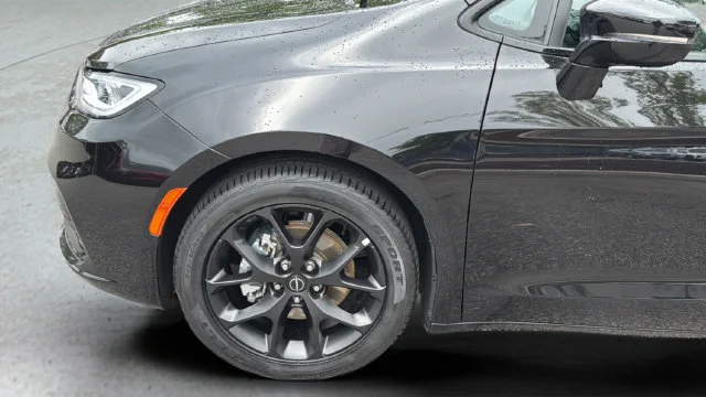 Used 2026  Chrysler Limited image 38