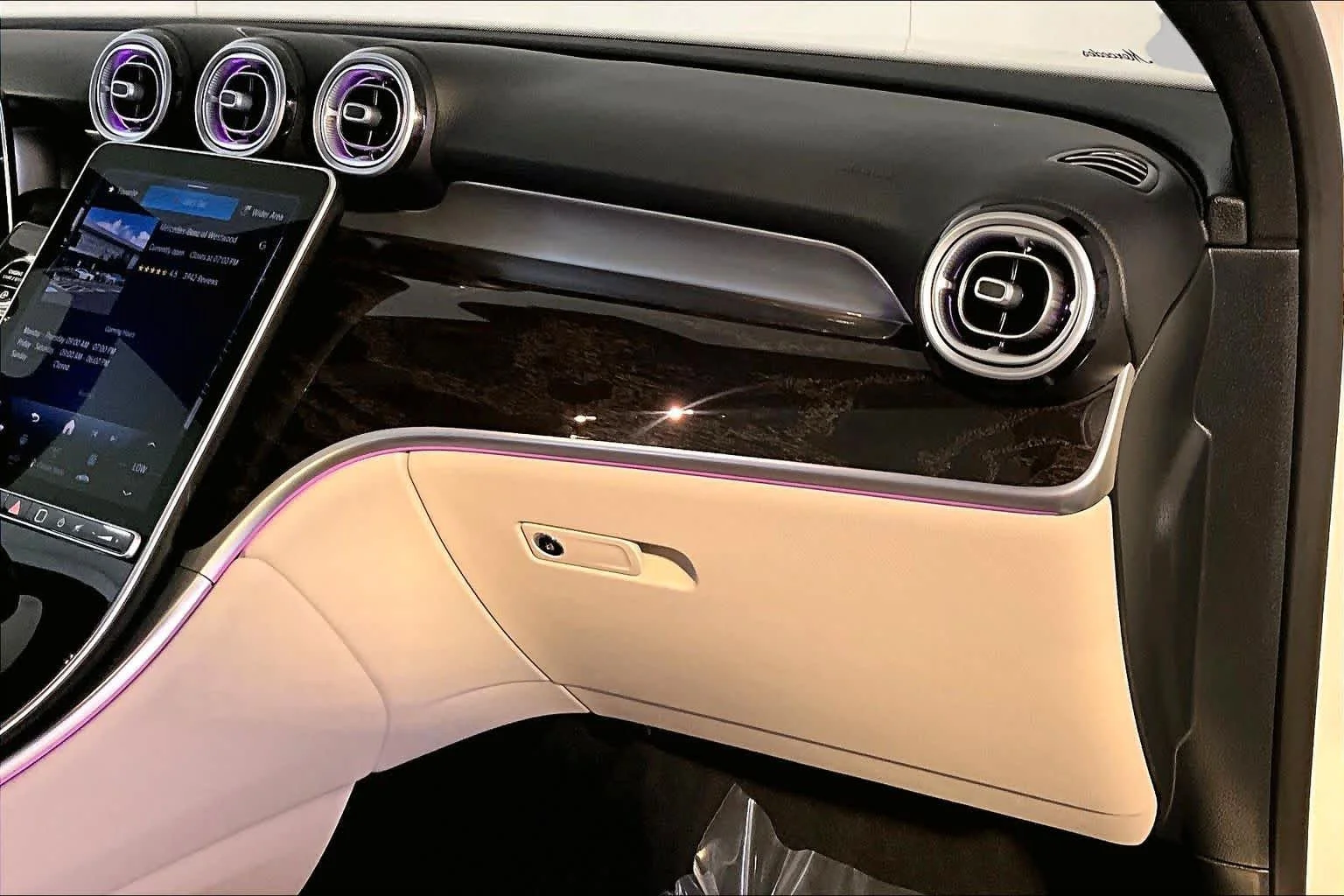 Certified Used 2026 Polar White Mercedes-Benz GLC 300 image 19