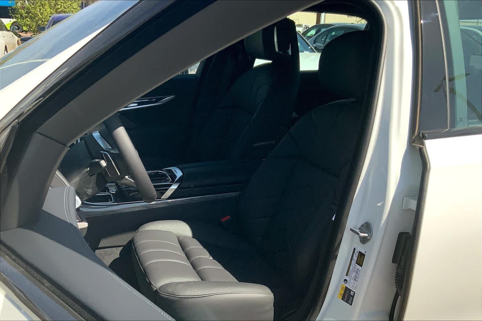 2025 BMW i7 50 - Photo 9