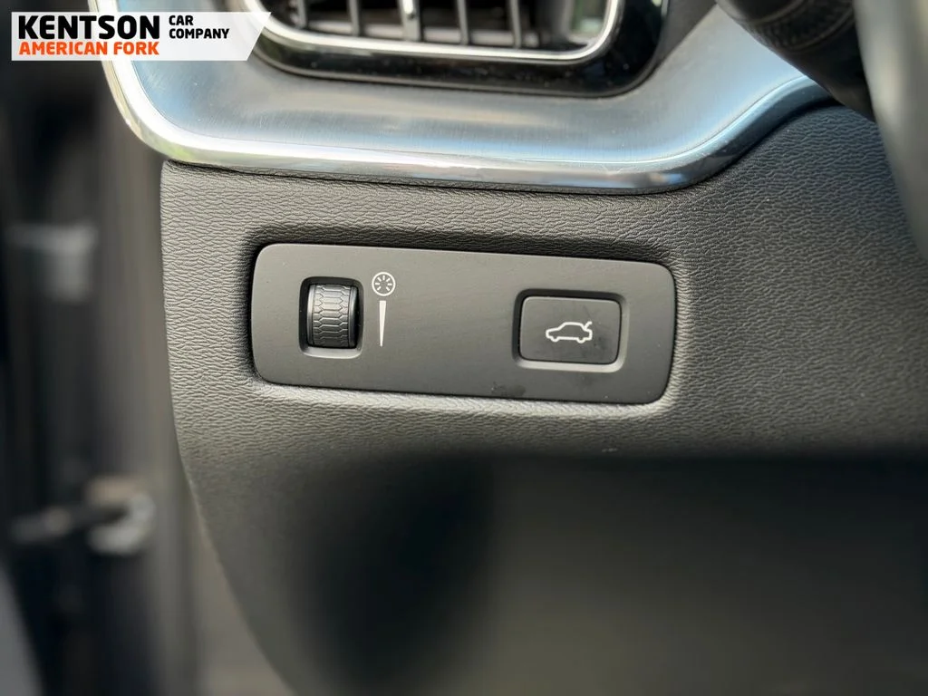 Used 2019 Gray Volvo T6 Momentum image 17