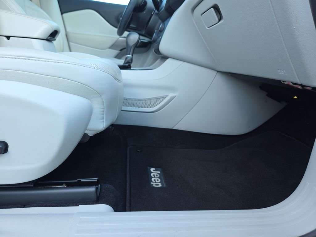 Used 2020 Gray Jeep Latitude Plus image 29
