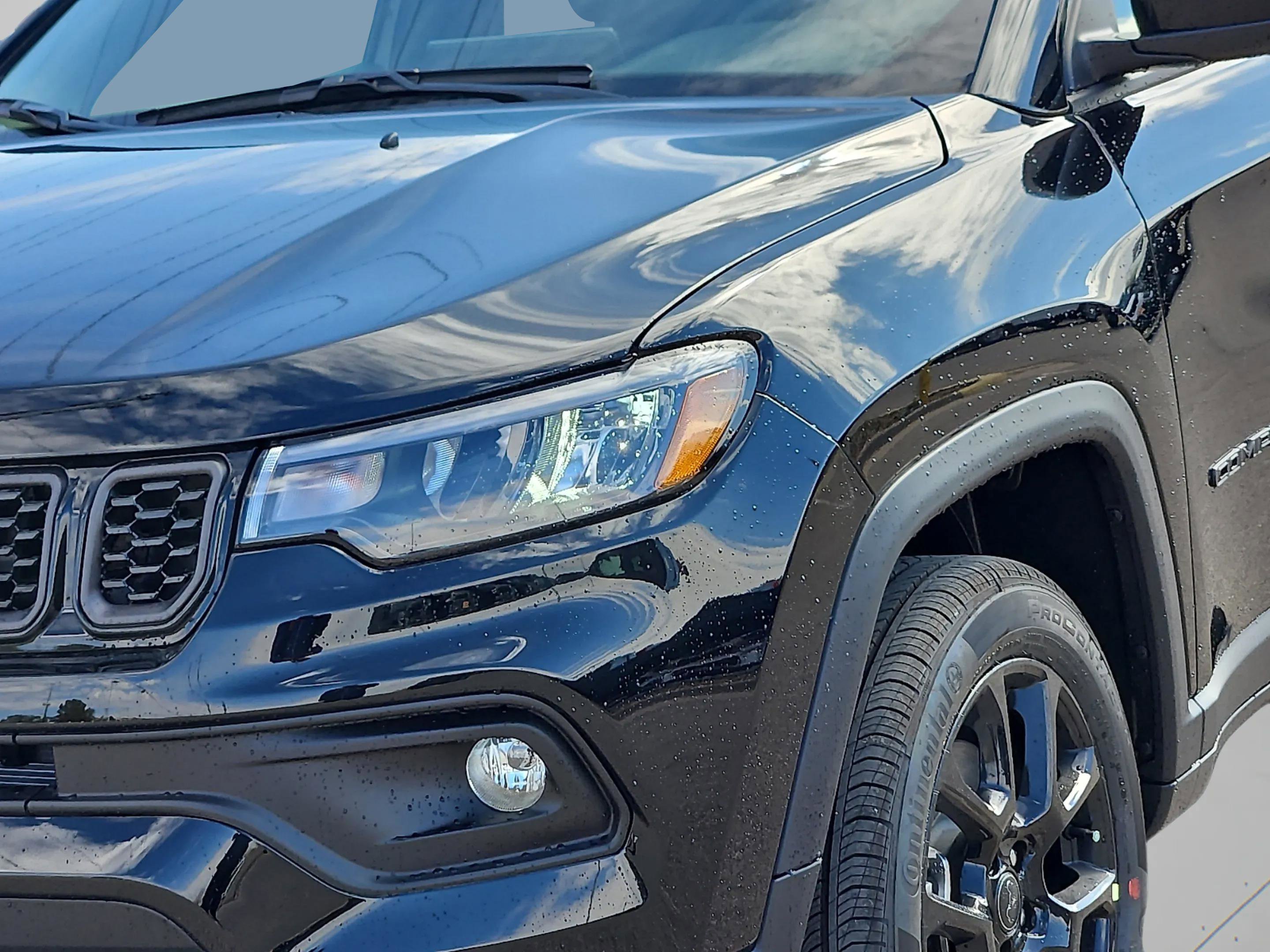 New 2026 Diamond Black Crystal Pearl-Coat Exterior Paint Jeep Latitude Altitude image 8