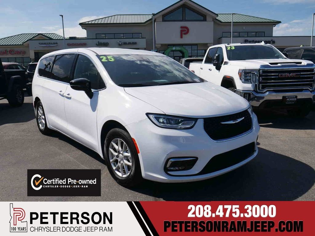 2025 Chrysler Pacifica Select's photo