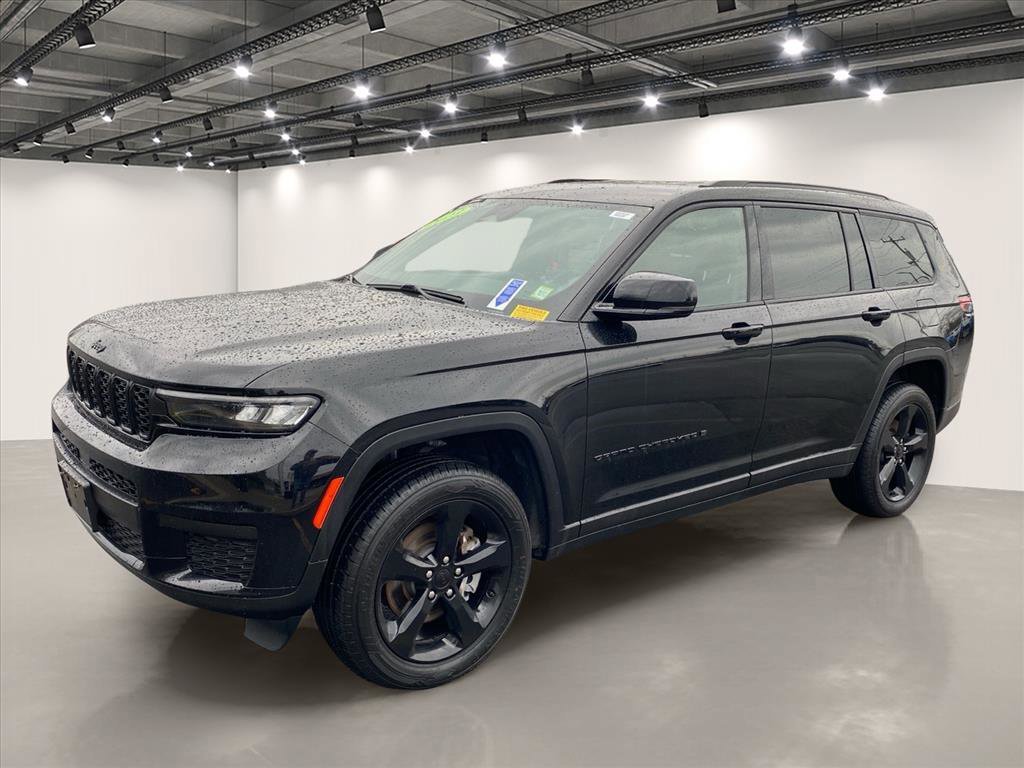 Used 2023 Diamond Black Crystal Pearlcoat Jeep Altitude image 3