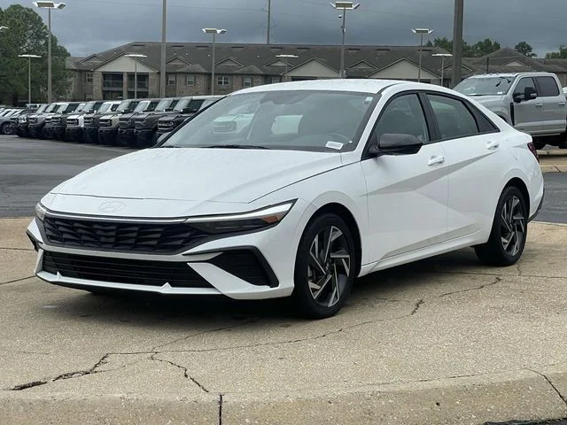 Used 2025 White Hyundai SEL Sport image 4