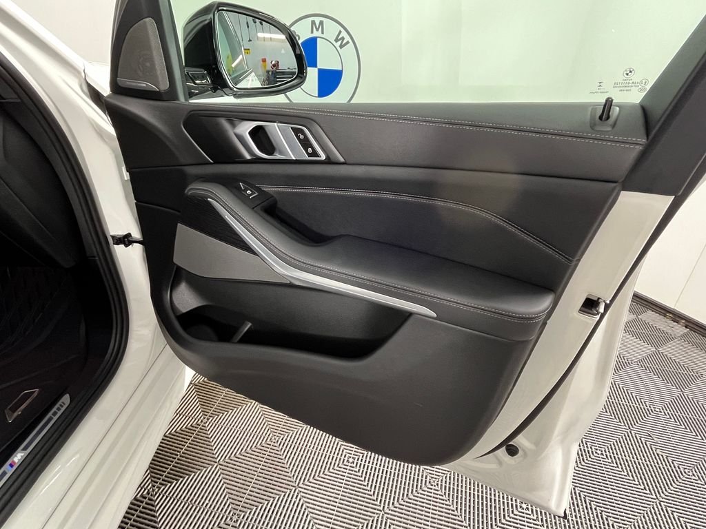 Used 2025 White BMW xDrive40i image 24