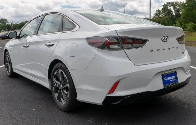 Used 2019 White Hyundai Base image 8