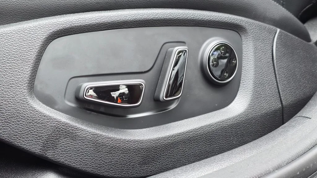 Used 2018 Gray Genesis 3.8 image 24