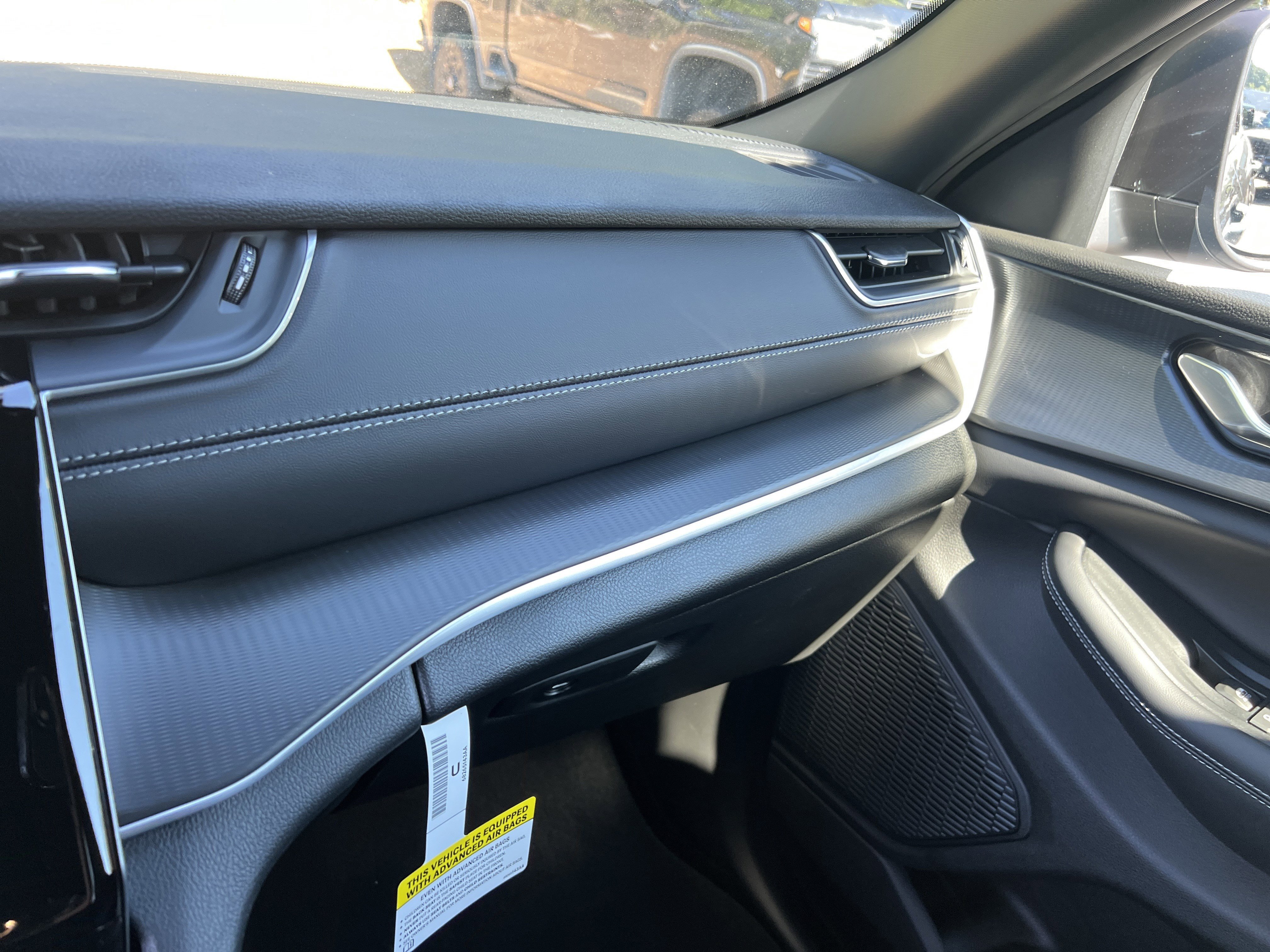 New 2026 Diamond Black Crystal Pearlcoat Jeep Laredo X image 34