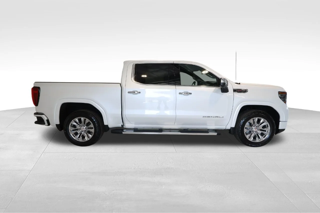 Used 2025 White Frost Tricoat GMC Denali image 5