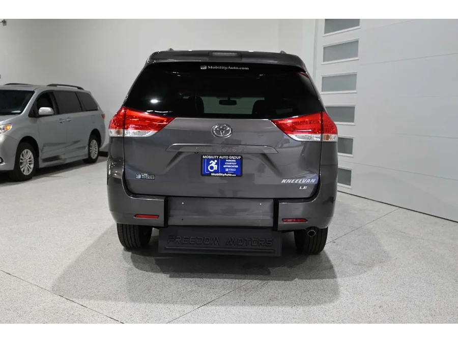 Used 2013 GRAY Toyota LE Mobility Handicap Van image 7