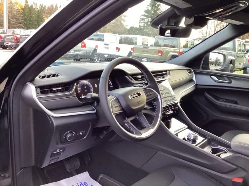 2025 Jeep Grand Cherokee Laredo - Photo 29