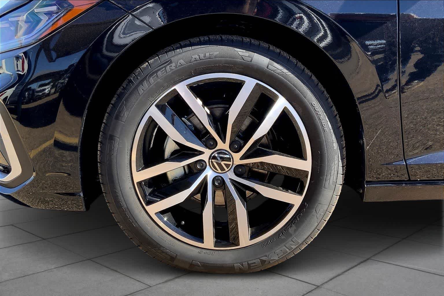 New 2026 Deep Black Pearl Volkswagen SE image 12
