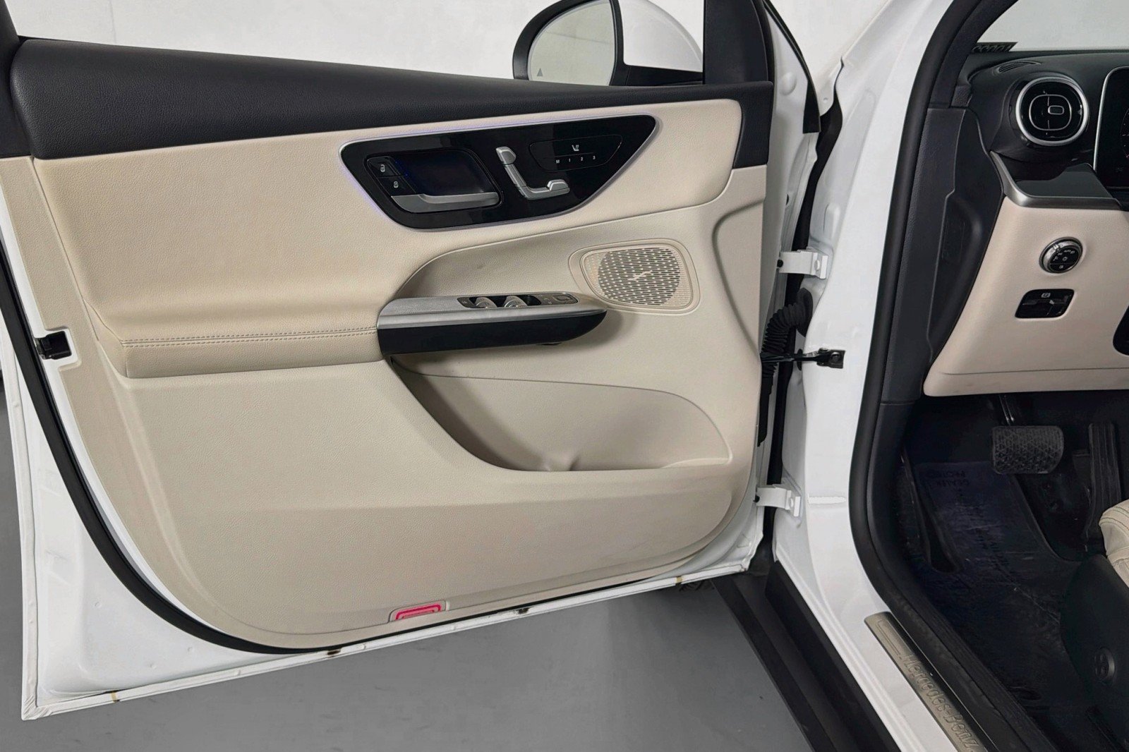 Certified Used 2025 Polar White Mercedes-Benz GLC 300 image 24