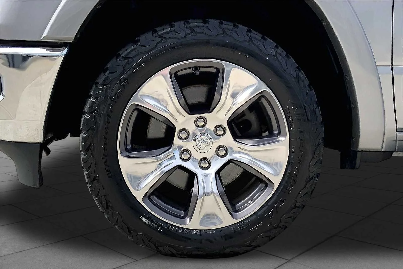 Used 2019 Billet Silver Metallic Clearcoat Ram Laramie image 10