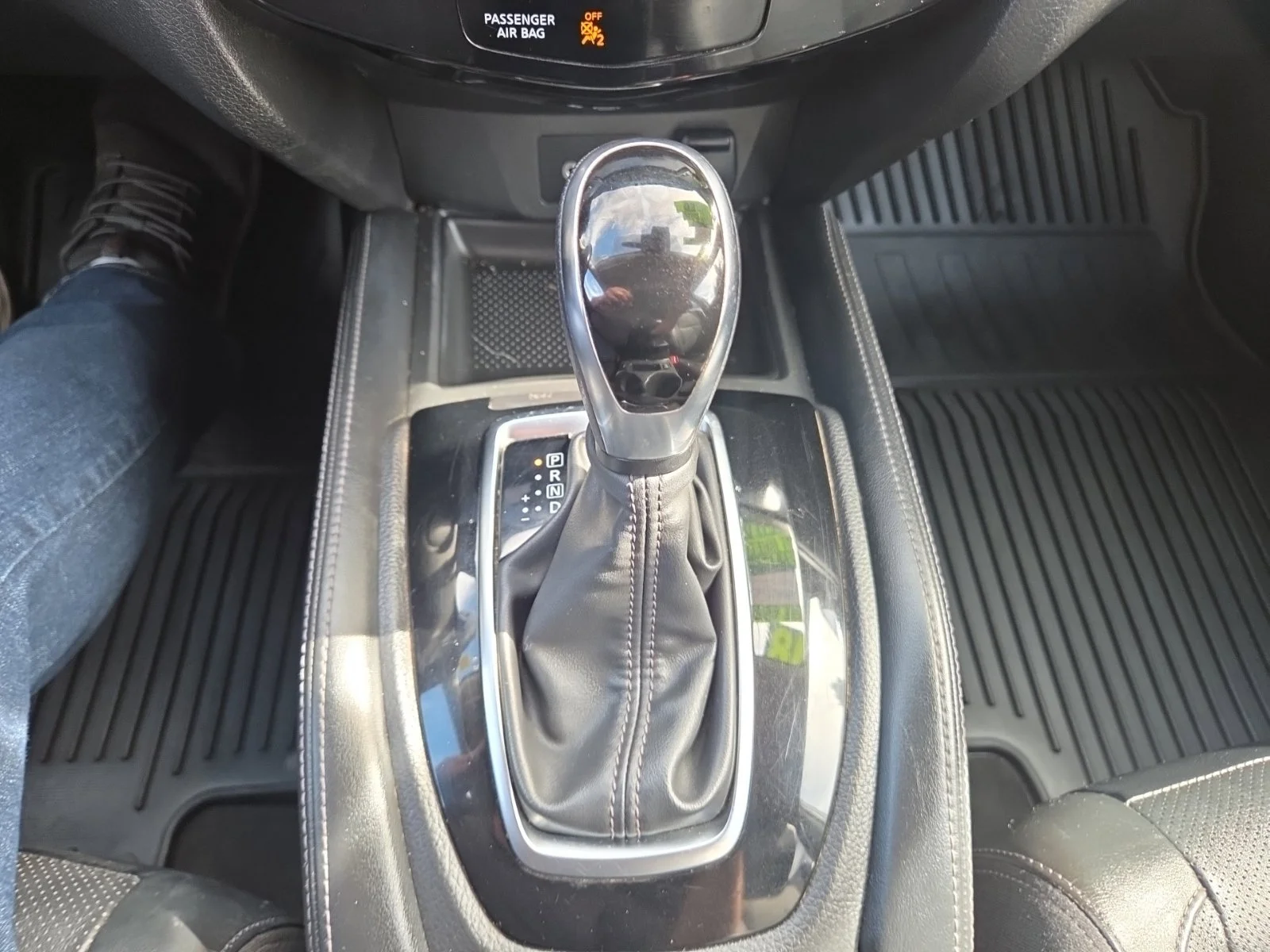 Certified Used 2018 Brilliant Silver Nissan SL image 19