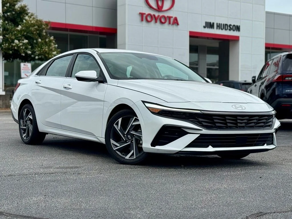 Used 2025 White Hyundai SEL Convenience image 2