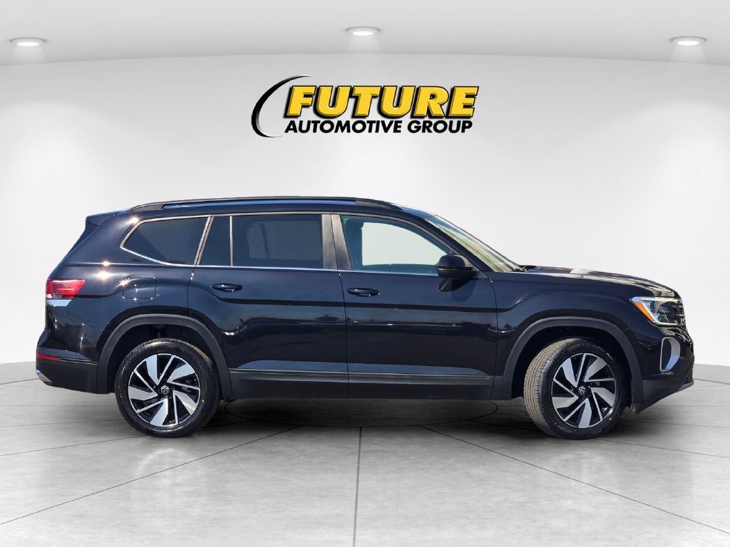 Used 2025  Volkswagen 2.0T SE w/Technology image 3