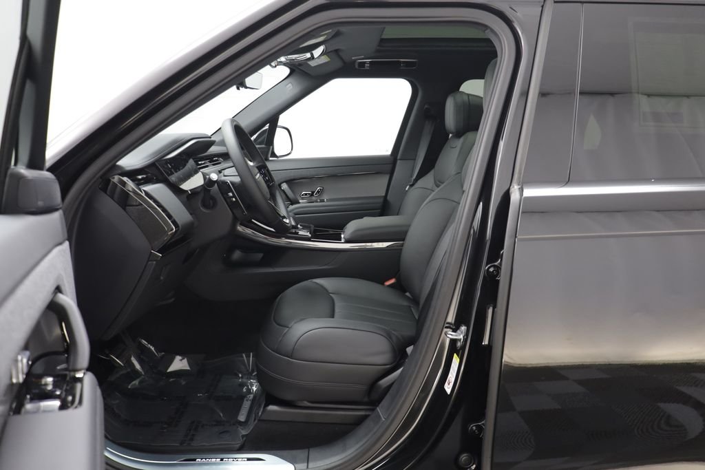 New 2026 Santorini Black LAND ROVER Dynamic SE image 6